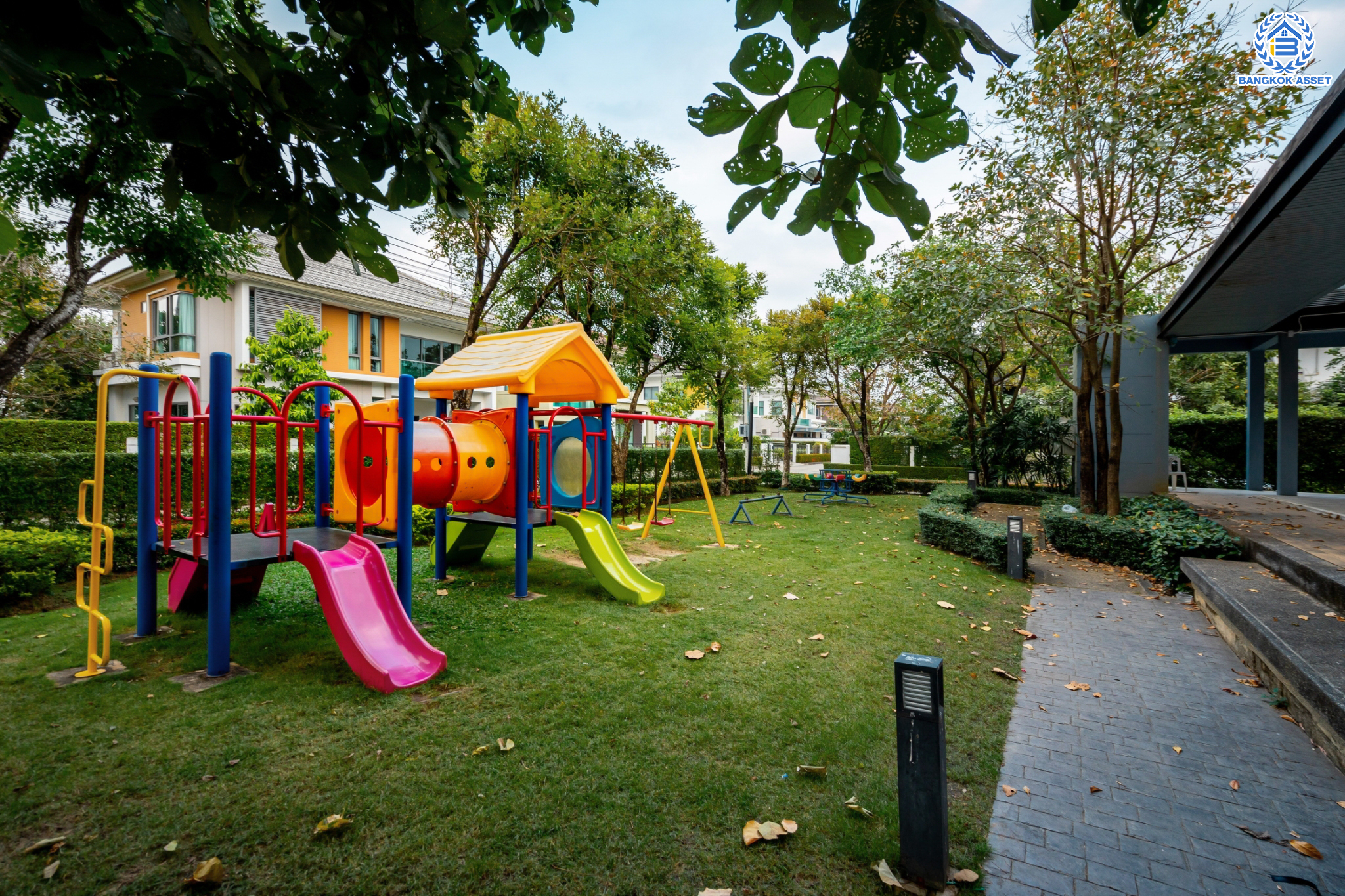 บ้านมือสองตกแต่งใหม่ ม.เพอร์เฟคเพลส แจ้งวัฒนะ บ้านเดี่ยวหลังใหญ่ เนื้อที่ 61.9 ตร.ว. ฟังก์ชัน 3 ห้องนอน 4 ห้องน้ำ 1 ห้องแม่บ้าน จอดรถได้ 2 คัน รองรับทุกการอยู่อาศัย บนทำเลศักยภาพ ใกล้เซ็นทรัลแจ้งวัฒนะ ทางด่วน และรถไฟฟ้าสายสีชมพู "สถานีแยกปากเกร็ด"